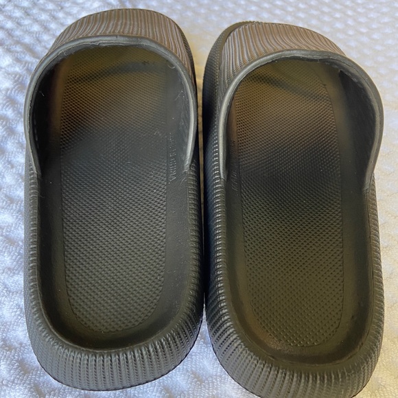 Plastic slide casual sandals. Size 38-39. Black. - Picture 5 of 9